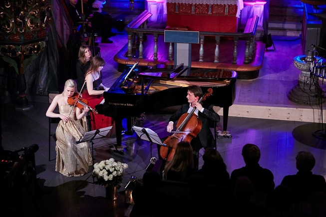 Eldbjørg Hemsing, Benedict Kloeckner en Anna Fedorova tijdens een concert in Noorwegen.